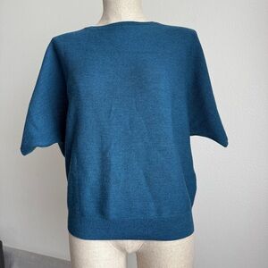 R Label Essential Pullover in Small/Medium